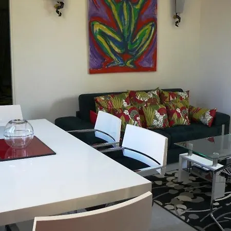 Sleeps 4 Wifi Apartment