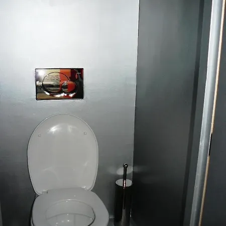 Sleeps 4 Wifi Apartment